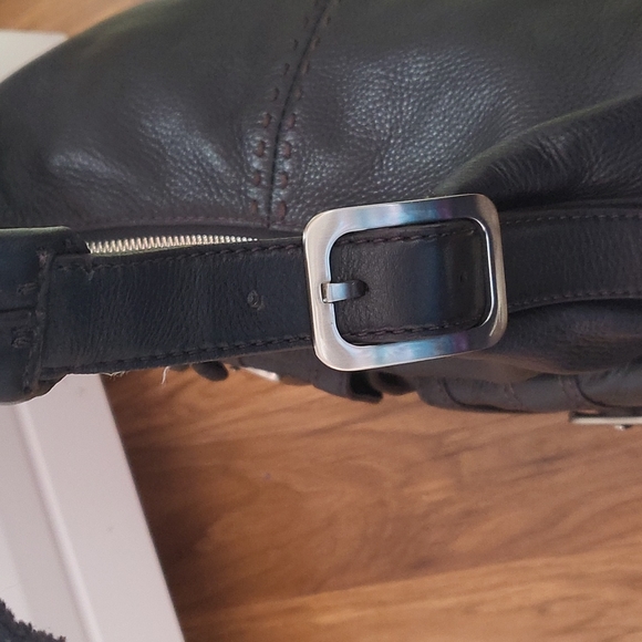 Colehaan  hobo shoulder bag. - Picture 4 of 11